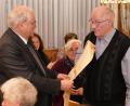 Bild: fvo
Pfarrer Franz Winklmann (rechts) übergibt bei der KLB-Kreisversammlung seine Landvolk-Stola seinem Nachfolger Gerhard Pausch aus Weiden
