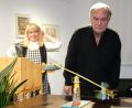 Bild: Hirsch
Spielzeugsammler Gerhard Pretzl lässt den Sky-Ranger mit Propeller-Antrieb kreisen und begeistert damit nicht nur Museumsleiterin Eva-Maria Keil (links), sondern auch die zahlreichen Besucher der Ausstellungseröffnung.