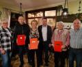 Bild: Katharina Hackl/exb
Langjährige Mitglieder des SPD-Ortsvereins Haselmühl-Kümmersbruck werden ausgezeichnet (von links): Fraktionsvorsitzende Lisa Hartinger, Horst Lischka (40 Jahre), Karin Lay (40 Jahre), Landtagskandidat Uwe Bergmann, Paul Grell (50 Jahre) und Vorsitzender Hans Hartinger.