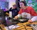 Bild: wes
Auch der DJ kommt regelmäßig ins "Plan B". Zum Geburtstag des Jugendtreffs legt er deshalb selbst auf.