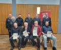 Bild: bey
Vorsitzender Josef Kres zeichnet gemeinsam mit seinem Stellvertreter Stefan Argauer und den beiden Kommandanten Johannes Kres sowie Christoph Ammer langjährige Mitglieder für ihre Treue zum Feuerwehrverein aus. Kreisbrandinspektor Martin List und Bürgermeister Sebastian Hartl schließen sich diesen Dankeswünschen an..