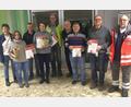 Bild: wro
Conny Klarner (links) und stellvertretender BRK-Bereitschaftsleiter Richard Meierl (rechts) bedankten sich bei (von links) Bianca Pollinger, Helmut Oppl, Anita Schnurrer, Hans Oppl, Hans Bauer, Jürgen Peter und Peter Hasenfürter. Auf dem Bild fehlen Erich Wolfrum und Wolfgang Dumler.