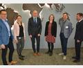 Bild: jr
Aus dem einstigen Arbeitskreis Schule-Wirtschaft wird das Netzwerk Schule-Wirtschaft Tirschenreuth. Beim Ortstermin waren (von links) Jürgen Bayer (Schulleiter Mittelschule Tirschenreuth), Anja Thoma (Personalabteilung Schott AG), Schott-Betriebsleiter Stefan Rosner, Schulamtsdirektorin Martina Puff, Lehrer Philipp Lippert und Schott-Personalleiter Carsten Heine.