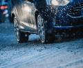 Symbolbild: Zacharie Scheurer/dpa
Noch die Kurve kriegen: Auf Eis und Schnee helfen in modernen Autos elektronische Helfer wie ESP – mehr Gefühl und Vorsicht helfen, dass sie erst gar nicht zum Einsatz kommen.