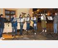 Bild: u
Für die musikalische Gestaltung der Auftaktveranstaltung zum Lebendigen Adventskalender sorgen die Herzensblecher unter Leitung von Gerhard Böller (Zweiter von links) mit weihnachtlichen Weisen.