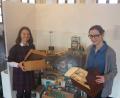 Bild: bl
Die Pfreimder Museumsleiterin Carola Reul (links) und ihre Burglengenfelder Kollegin Christina Scharinger rücken den Alltagsgegenstand Schachtel bei einer Sonderausstellung im Bürgersaal in den Fokus.