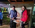 Bild: Ruetz/exb
Die Einweihung des Pizza-Holzofens mit Josef Weinfurter und Susanne Muffert, der zuständigen Schulrätin, gehörte zum Programm des Weihnachtsmarktes an der Schmidgadener Schule.