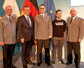 Bild: hbe
Oberstabsfeldwebel Andreas Otterbein (links) und Oberstleutnant Holger Backhaus (rechts) bei ihrer Auszeichnung durch Staatsminister Florian Herrmann (Zweiter von links) in München.