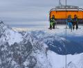 Bild: Karl-Josef Hildenbrand/dpa/Symbolbild
Wintersportler sitzen auf der Zugspitze in einem Sessellift.