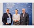 Bild: : FFF Bayern/BKfotofilm/exb
Bayerns Digitalministerin und Aufsichtsratsvorsitzende des Film-Fernseh-Fonds Bayern, Judith Gerlach (Mitte), hat in Würzburg Frederik Hohrath (links) und Dr. Karl-Heinz Saur (rechts) vom Schwandorfer Lichtwerk-Kino für ihr herausragendes Programm ausgezeichnet.