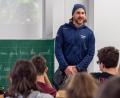 Bild: Christian Kaminsky
Blue-Devils-Verteidiger Kurt Davis beantwortete den Kindern der Klasse 8c der Lobkowitz-Realschule in Neustadt/WN alle möglichen Fragen – aber weniger zum Eishockey, sondern rund um das Leben in den USA.