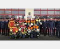 Bild: öt
Neun junge Wehrmänner schlossen die Truppführerausbildung der Feuerwehr mit Erfolg ab: Elias Daubner (knieend von links), Emanuel Keck, Stefan Bauer und Joshua Riedl sowie (stehend von links) Benjamin Schindler, Tobias Schraml, Maximilian Schindler, Alexander Bauer und Benedikt Lippert mit den Kreisbrandmeistern Florian Braunreuther (stehend von rechts) und Peter Prechtl sowie Bürgermeister Peter König und den Kommandanten und Stellvertretern der Wehren Brand, Neusorg, Pilgramsreuth und Pullenreuth.