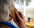 Symbolbild: Sebastian Gollnow/dpa
Per Telefon – wie auf diesem Symbolbild zu sehen – ergaunerte ein Betrüger mehrere TAN-Nummern von einem 68-Jährigen aus dem Landkreis Schwandorf.