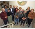 Bild: Winkler
Irene Fritz (zweite Reihe, rechts), ausgezeichnete Vereinsmitglieder und Gäste aus der Politik freuen sich bei der Herbstversammlung im Schützenhaus über ein erfolgreiches Jahr des Oberpfälzer Kunstvereins.