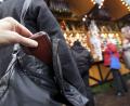 Symbolbild: Frank Rumpenhorst/dpa
Auf dem Weidener Christkindlmarkt hat es in diesem Jahr schon einen Fall von Taschendiebstahl gegeben - die Polizei gibt Tipps um sich zu schützen.