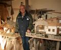 Bild: Josef Arweck/exb
Ludwig Hofmann in seiner Werkstatt inmitten seiner Krippen. Hier hat er bereits 40 verschiedene Ausführungen gebastelt. Unterm Jahr sind die Weihnachtskrippen im Keller seines Hauses und in weiteren Werkräumen gelagert.