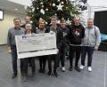 Bild: Winkler
Die Schulfamilie der FOS/BOS übergab den 500-Euro-Scheck an Kinderdorf-Leiter Holger Hassel (hinten links).