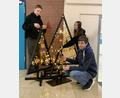 Bild: Hans Walter/exb
Die Schüler fertigen und schmücken die stylischen Weihnachtsbäume.