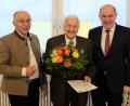 Bild: do
Für seinen lebenslangen Einsatz für Mensch und Natur ehrt Landrat Willibald Gailler (rechts) den Flosser Bürgermeister a.D. Fred Lehner mit der "Tschurtschenthaler-Medaille", der höchsten Auszeichnung des Bezirksverbandes Oberpfalz für Gartenbau und Landespflege. Erster Gratulant ist OGV-Kreisvorsitzender Albert Nickl (links).