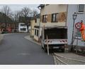 Bild: jr
Bauhofmitarbeiter haben in diesen Tagen die Tempo-30-Schilder im Konnersreuther Ortskern installiert. Die bestehende Vorfahrtsregelung auf der Hauptstraße bleibt bestehen.