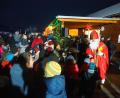 Bild: vsr
Aufmerksam lauschten die Kinder den Worten des Heiligen Nikolaus, bevor sich die Buben und Mädchen ein kleines Geschenk abholen konnten.