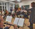 Bild: Schemm/fph
Seit vielen Jahren übt die Marktredwitzer Blasmusik in einem Raum des früheren Schulhauses im Stadtteil Lorenzreuth. Hier ist ausreichend Platz, sich mit Dirigentin Nadja Rippert auf die Neujahrskonzerte vorzubereiten.