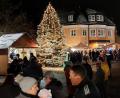 Bild: mfh
Der Christbaum im festlichen Lichtermeer und geschickt geschmückte Buden luden viele Besucher zu einem Aufenthalt auf der Rosenberger Dorfweihnacht ein.
