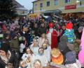 Bild: frd
Der Nikolaus ist mit seinen Engeln dicht umringt, als er beim Christkindlmarkt Oberviechtach kleine Geschenktüten an die Kinder verteilt.