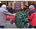 Bild: usc
Die Verpacker mussten beim Christbaummarkt des Lions-Clubs Amberg-Sulzbach ordentlich zulangen, da der Andrang schon in den ersten zwei Stunden wieder sehr groß war.