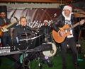 Bild: R. Kreuzer
Nicht jeder Song der "Strandläufer" ist richtig weihnachtlich. Denn erntet die Band auf dem Weidener Christkindlmarkt viel Applaus.