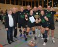 Bild: gsp
Pokal für die Sylly's Superstars, dem neuen Stadtmeister im Hobbyvolleyball, überreicht von Helga Powalla (Sport- und Schulamt, ganz links) und Norbert Fischer (Vorsitzender Stadtverband für Sport, Zweiter von links).