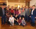 Bild: amö
Franz Laubmeier mit seiner Gattin Annemarie inmitten seiner Familie mit Bürgermeisterin Sonja Meier (von rechts) und Pfarrer Eugen Wismeth.