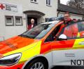 Bild: pz
Notarzt Dr. Josef Kastner (links) mit Rettungssanitäter Jürgen Goß, der ihm in dieser Schicht als Fahrer zugeteilt ist, vor der BRK-Station in der Nähe des ehemaligen Krankenhauses Waldsassen: Die beiden Retter sind am Montagvormittag gerade von einem Patiententransport aus Regensburg zurückgekehrt.