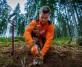 Bild: Martin Hertel/exb
Alexander Schirbel, Forstwirt-Azubi bei den Bayerischen Staatsforsten, pflanzt Eichen am Fuß des Ochsenkopfs und macht damit den zukünftigen Wald unempfindlicher gegen den Klimawandel.
