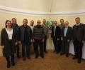 Bild: kaz
Am Kolpinggedenktag ehrte das Leitungsteam um Mirjam Müller, Georg Panzer und Hans Zaus (Erste, Dritter und Vierter von links) folgende Mitglieder: (von links) Stefan Gaßler (40 Jahre), Anton Schinner (65), Thomas Gallei (40), Werner Nickl (50), Siegfried Zaus und Alois Bayer (jeweils 65). Mit im Bild ist Stadtpfarrer Thomas Kraus (rechts)..