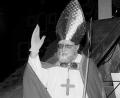 Bild: Archiv Bonkoß/exb
Der erste städtische Nikolaus auf der Rathaustreppe: Bernhard M. Baron winkt am 5. Dezember 1972 den Passanten am Oberen Markt zu.