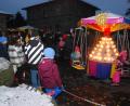 Bild: tss
Das kleine Kettenkarussell ist beim ersten Adventsmarkt am ehemaligen Flosser Bahnhof ständig dicht umlagert.