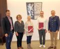 Bild: Fabian Polster/Landratsamt Tirschenreuth/exb
Sachgebietsleiter Tobias Gabel von der Kommunalen Wohnberatungsstelle, die hauptamtliche Wohnberaterin Isolde Guba (von links) und Landrat Roland Grillmeier (rechts) begrüßen Ute Böhm und Andreas Wagmüller im Wohnberatungsteam.