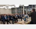 Bild: eib
ILE-Regionalmanager Christian Karl referiert über die Aktivitäten der ILE Brückenland Bayern-Böhmen. In der ersten Reihe ILE Vorsitzender Rudolf Teplitzy, Abteilungsleiter Steffen Schneider vom ALE und stellvertretende ILE-Vorsitzende Sonja Meier.