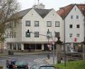 Bild: Wolfgang Steinbacher
Ein trostloses Bild gibt sie ab, die ehemalige Müller-Filiale mit ihren dunklen Fenstern am Eingang zur Altstadt. Nur noch die Aufkleber an den Fenstern im 2. Stock zeugen von der Zeit als Geschäftshaus. Besucher in die Innenstadt zu locken, dürfte mit diesem Bau nicht gelingen.