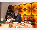 Bild: Gschwendtner/fph
Die nachgebaute Weihnachtsstube im 1970er-Jahre-Design erinnert Dr. Sabine Zehentmeier-Lang an ihre Kindheit. „Diese Tapete – heute finde ich sie einfach nur noch schrecklich“, gestand die Museumsleiterin bei der Eröffnung der Ausstellung.