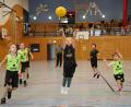 Bild: Piet Pachulke/exb
Eine Wurfhaltung wie die Großen: Die Basketball-Minis des TV Amberg-Sulzbach BSG (schwarze Trikots) und die der DJK Neustadt/WN lieferten sich ein spannenendes Spiel.