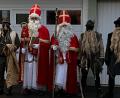 Bild: rdh
Das Bild zeigt die verkleideten Nikoläuse und ihre Begleiter. Den heiligen Bischof stellten Tobias Schwamberger und Wolfgang Heibl dar. Auf dem Bild fehlt Christian Pecher als Dritter im Bunde. Als Knecht Ruprecht sind Hannes Heldwein, Tristan Fenzl und Florian Schwamberger unterwegs gewesen.