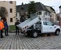 Bild: sne
Bürgermeister Edgar Knobloch probierte die Kipp-Funktion des Ford Pickup unter Aussicht von Bauamt-Mitarbeiter Pascal Hofmann und Bauhofleiter Alexander Waschkewitz (von rechts) selbst aus.