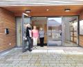 Bild: Portner
Hereinspaziert: Manuela Singer-Bartos (von links), Rita Köppl und Rita Reiter von der Hospizinitiative des Caritas-Kreisverbands Schwandorf bieten ab Januar ein Trauercafé im Pfarrheim Niedermurach an.