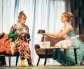Bild: Franziska Strauss/exb
Beatrice (links) und Judith Richter als Mutter Sylvia und Tochter Judy in der Erfolgskomödie "Zuhause bin ich Darling".