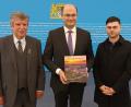 Bild: sja
Stellvertretender Landrat Jakob Scharf und Staatsminister Albert Füracker (von links) gratulierten dem Steinberger Fotografen Simon Süß.
