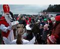 Bild: R. Kreuzer
Gespannt verfolgten die vielen Kinder den Besuch des Nikolaus und seinem Knecht Rupprecht.