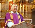 Bild: mab
Der neu geweihte Diakon Pater Vinzenz Schlosser bei seiner ersten Predigt in der Miesbergkirche.