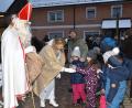 Bild: no
Christkind und Nikolaus erfreuen die kleinen Besucher der Dorfweihnacht mit kleinen Geschenken.
